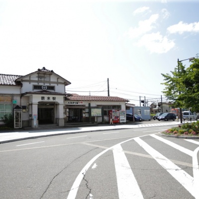 昭和初期のレトロな駅舎の「鶴来駅」。